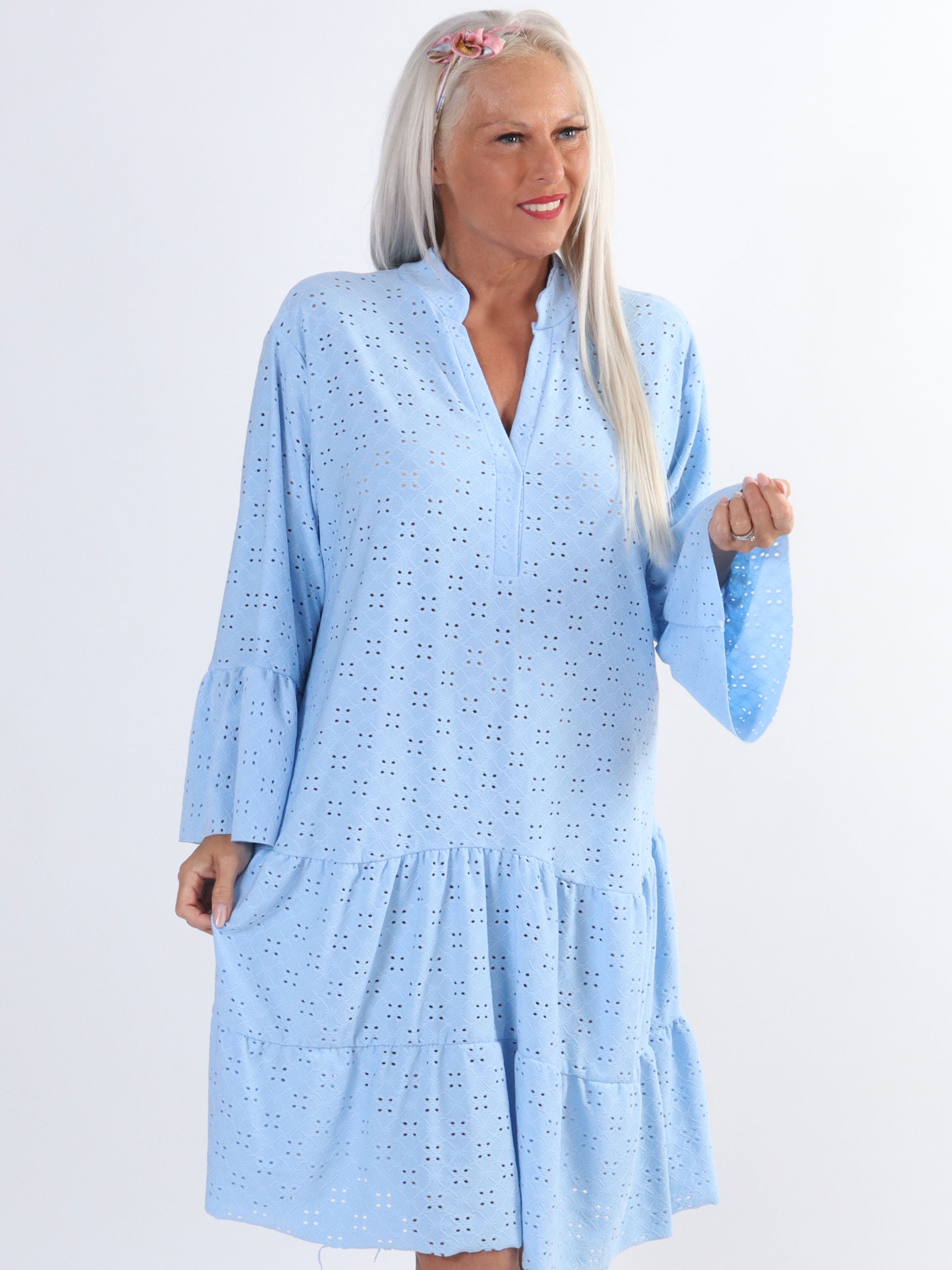 Indiana - Söt stretchig klänning i broderi anglaise för stora storlekar - Light blue